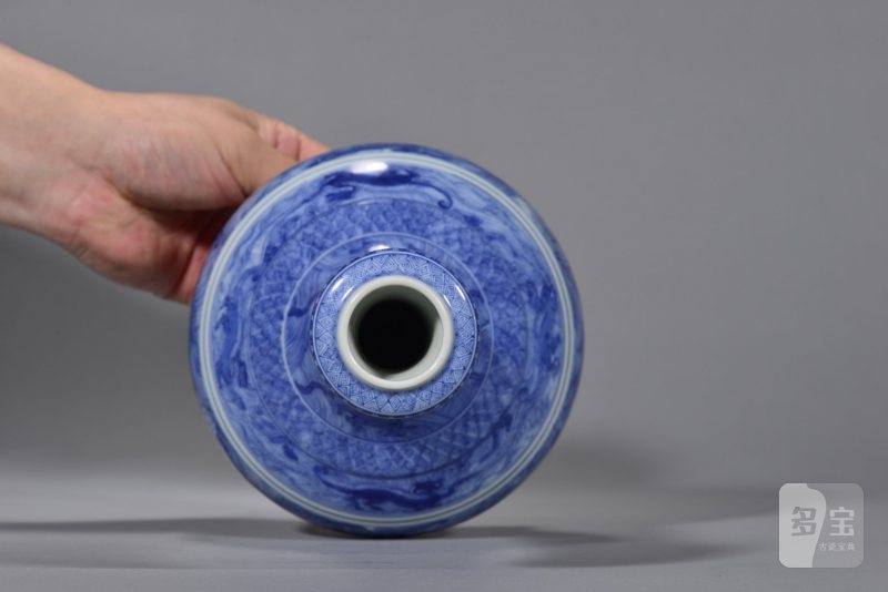 清康熙 青花海八怪玄纹蒜头瓶 - 图7